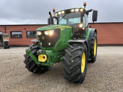 Traktorius John Deere 6215R