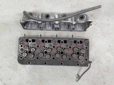 Bobcat S220 variklio cilindro galva su gaubtu